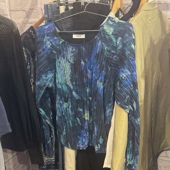 Suzy Shier • NWT crinkle  Blouse - Picture 2 of 3